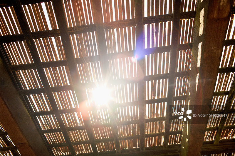 阳光穿过竹制天花板图片素材