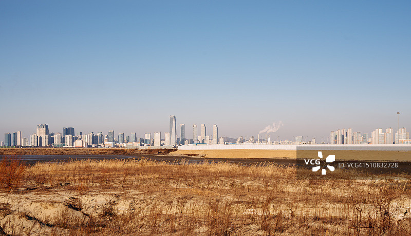 松岛国际都市的天际线与泥滩图片素材