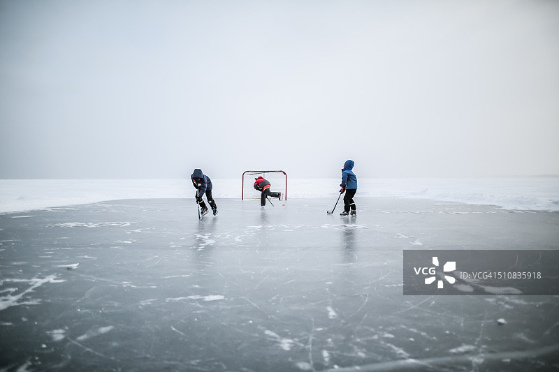在加拿大湖面上滑冰图片素材