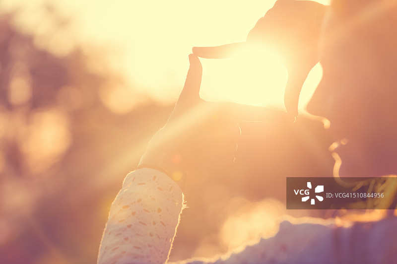 夕阳下的手指图片素材