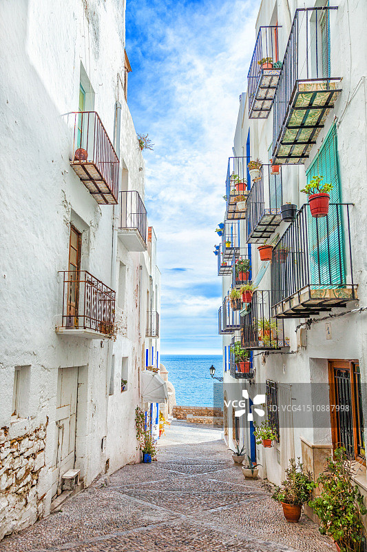 西班牙佩尼斯科拉的鹅卵石街道图片素材