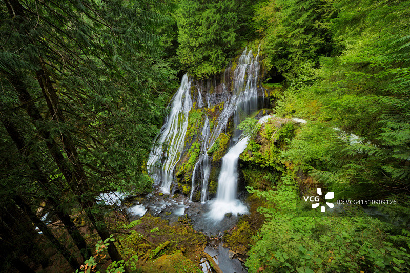 华盛顿州黑豹溪瀑布从高处观景台的长曝光照片图片素材
