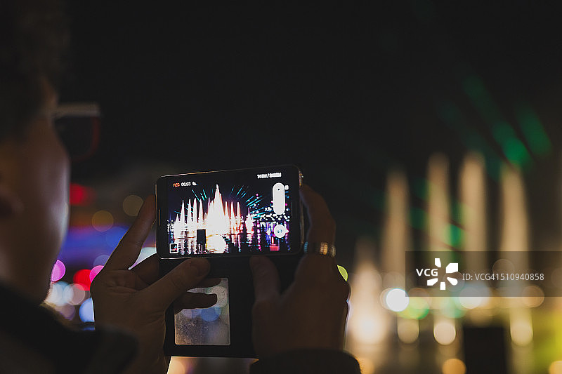 用智能手机录制灯光秀特写图片素材
