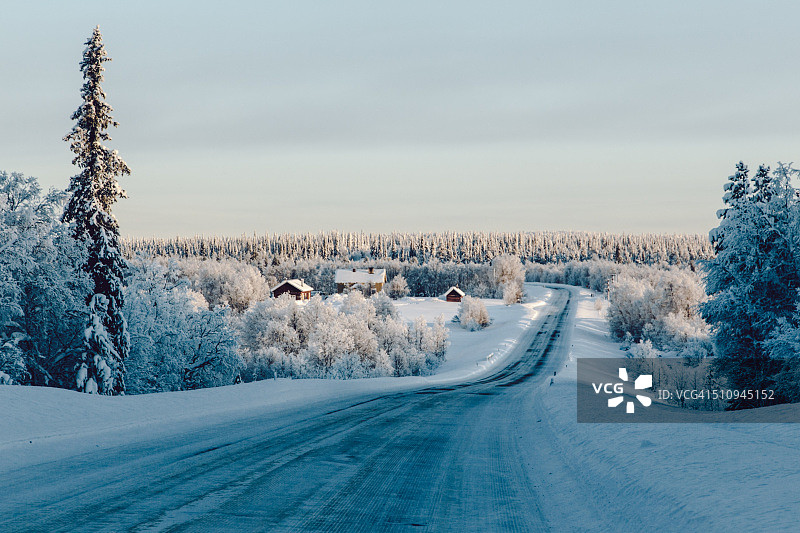 萨利色尔卡附近芬兰拉普兰的公路旁小村庄图片素材