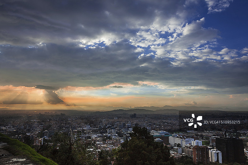 哥伦比亚波哥大：安第斯山脉首都的日落图片素材