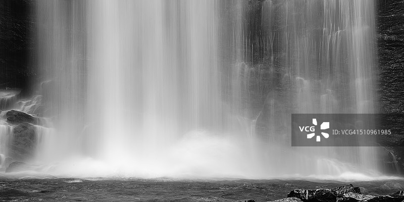 水帘从岩架上落下图片素材