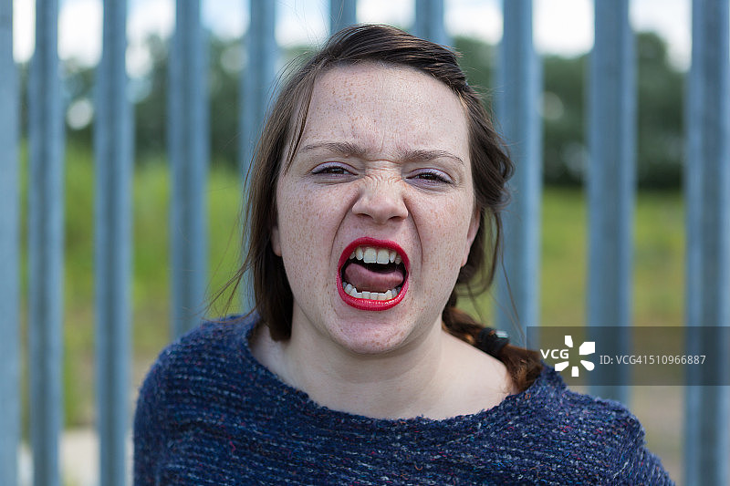 愤怒的年轻女人图片素材