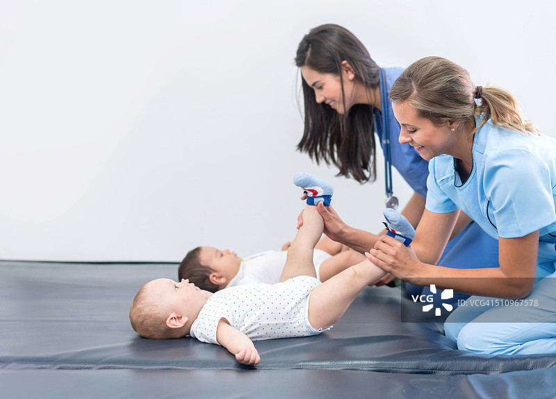 接受物理治疗的婴儿图片素材