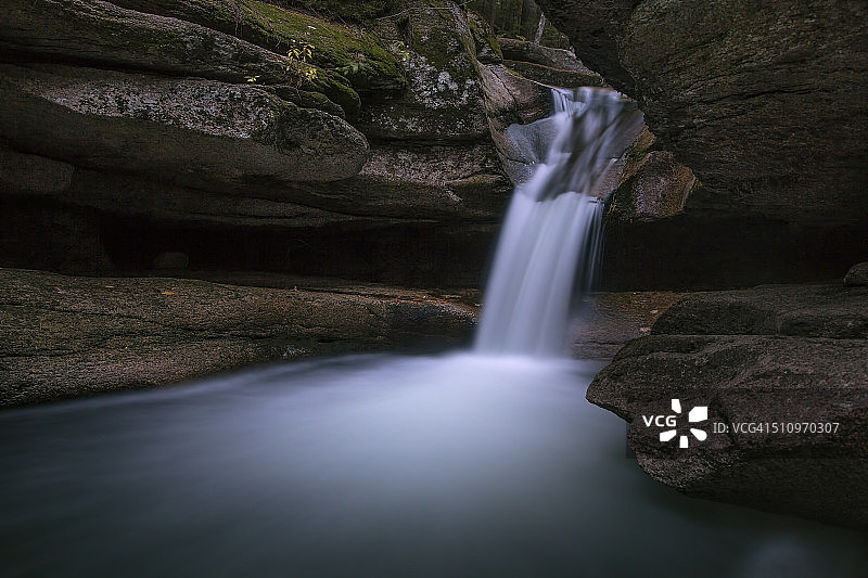白色山脉国家森林公园的萨巴代瀑布图片素材