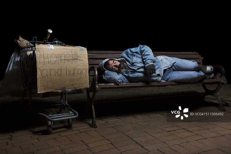 睡着的无家可归的男人图片素材