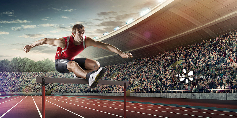 在运动比赛中跨越障碍的男人图片素材