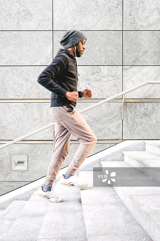 清晨，快乐的男人在户外跑步图片素材