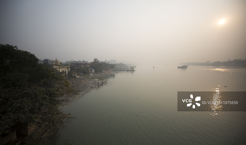 豪拉大桥上的朦胧冬日日落图片素材