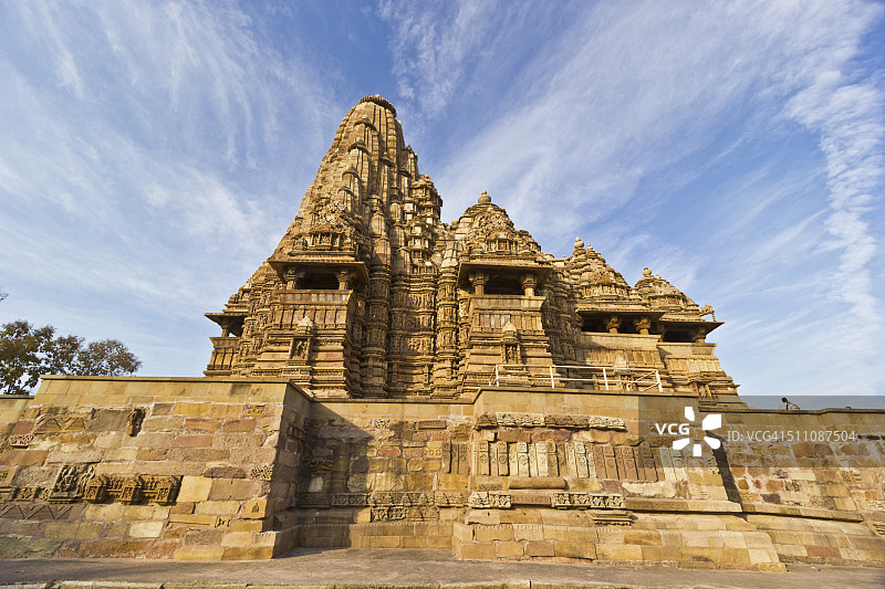 印度中央邦卡朱拉霍坎达里亚玛哈德瓦神庙侧面图片素材