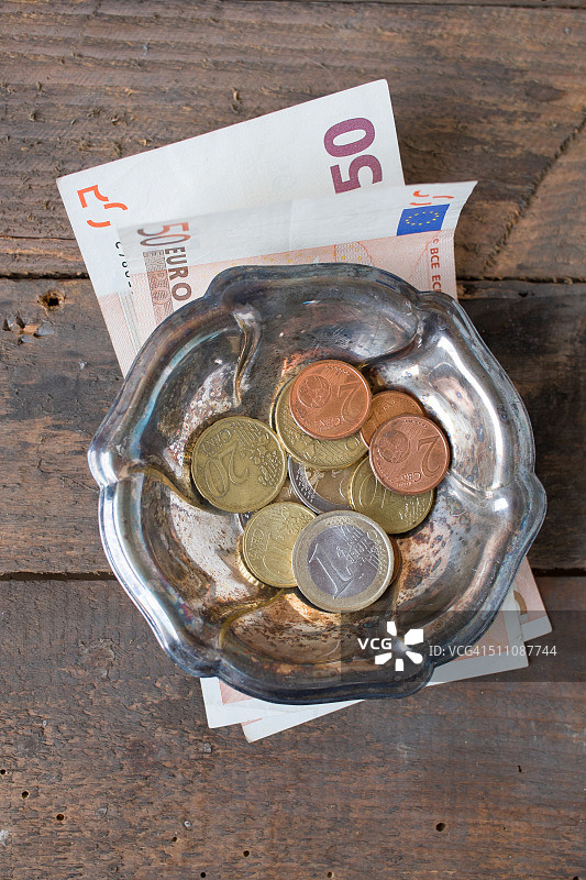 桌子上的欧元货币和小费图片素材