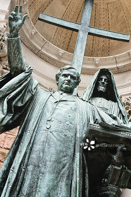 波士顿三一教堂的菲利普斯·布鲁克斯雕像图片素材