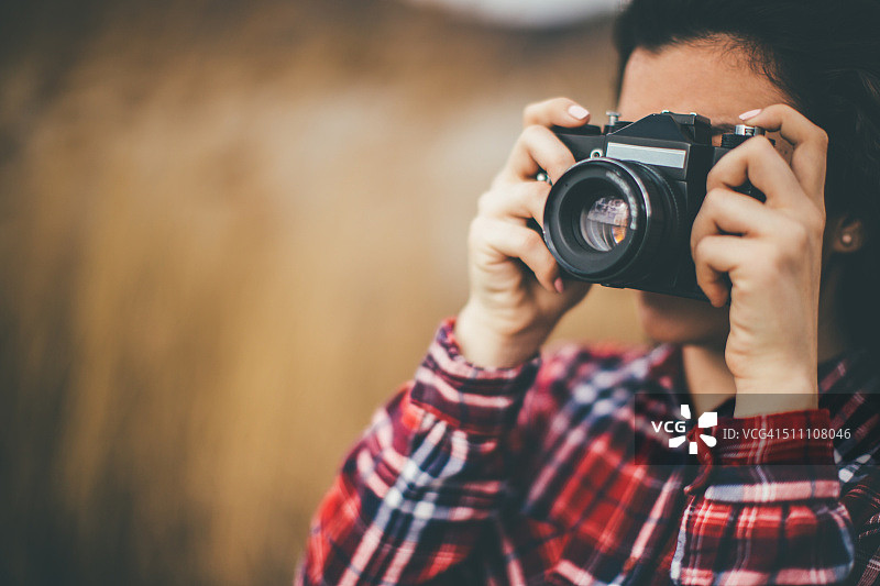 年轻女人在拍照图片素材