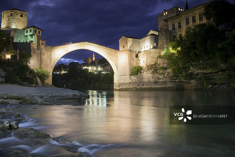 傍晚时分的莫斯塔尔老桥图片素材