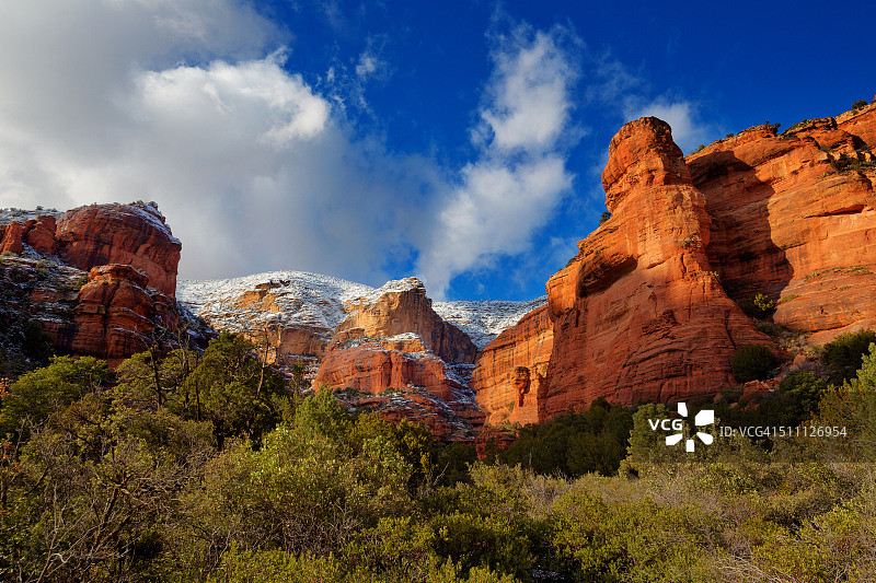 亚利桑那州塞多纳市费伊峡谷红色岩石上的新降雪图片素材