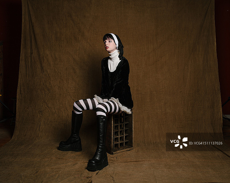 装扮成红眼修女的女子肖像图片素材