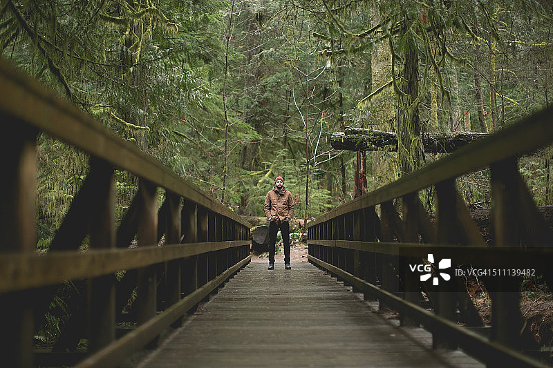 站在森林里的青年男子图片素材
