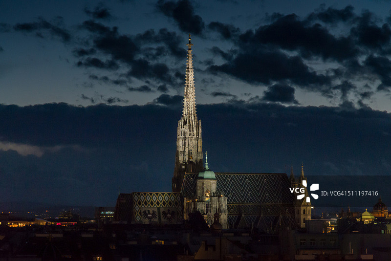 奥地利维也纳夜景：圣斯蒂芬大教堂图片素材