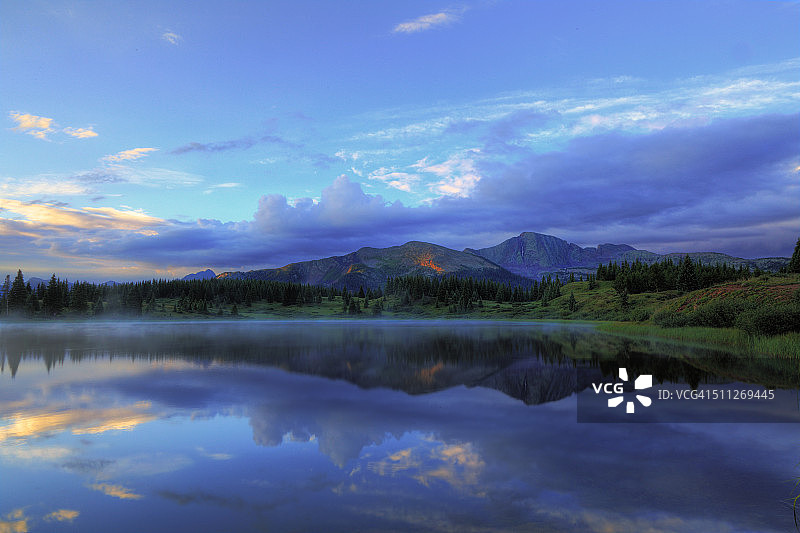 莫拉斯湖日出图片素材