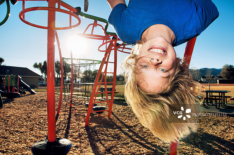 男孩倒挂着图片素材