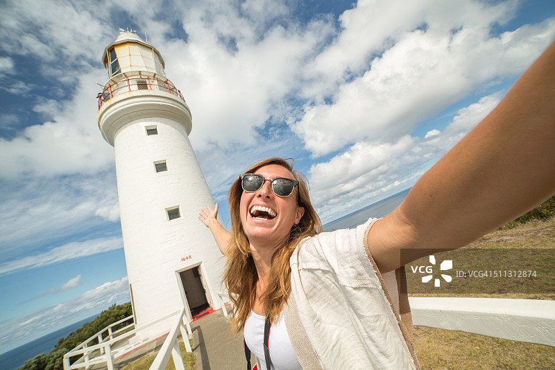 欢呼的女游客在奥特威角灯塔自拍图片素材