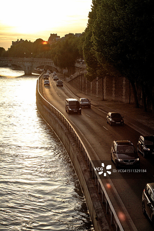 汽车行驶在巴黎塞纳河旁的街道上图片素材