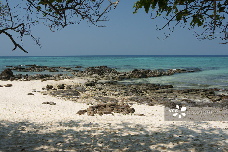 竹岛（Koh Phai）海滩上的岩石图片素材