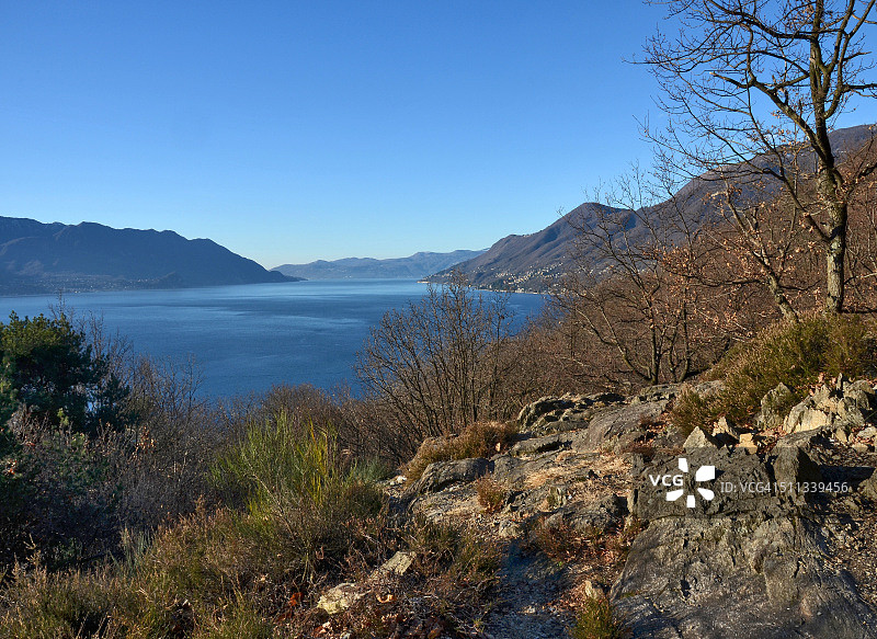 从坎内罗里维埃拉附近徒步小径欣赏马焦雷湖图片素材