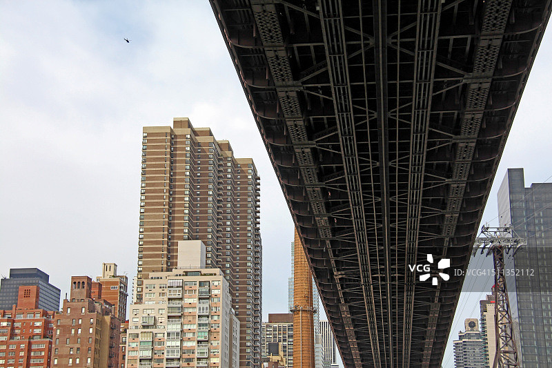 皇后区大桥底部及西曼哈顿景色图片素材