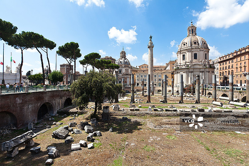 乌尔比亚巴西利卡遗址和图拉真柱图片素材