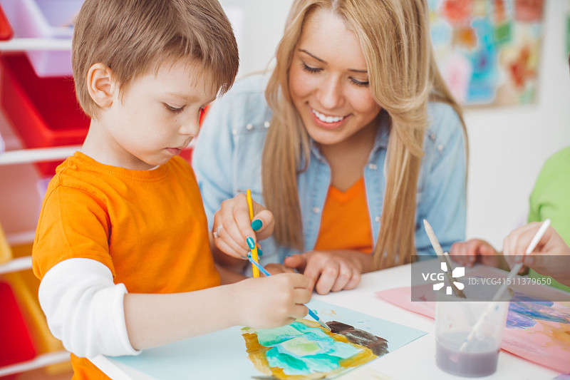 在游戏室工作的小画家们图片素材