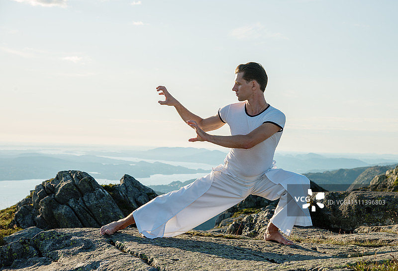 青年在山顶锻炼图片素材