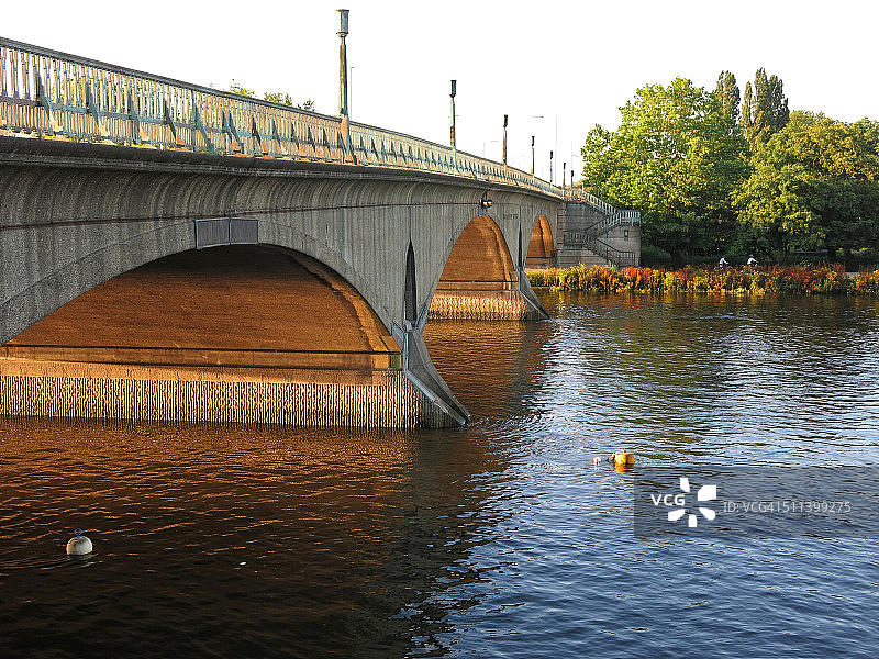 日落时分的特威克纳姆桥图片素材