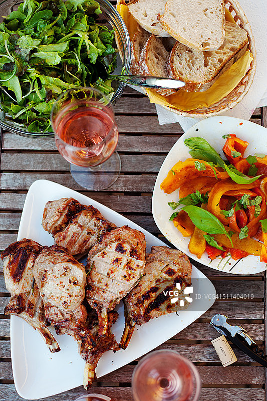 新鲜烹饪的夏日美食图片素材