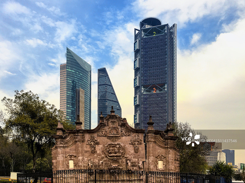 墨西哥城改革大道上的高层建筑图片素材