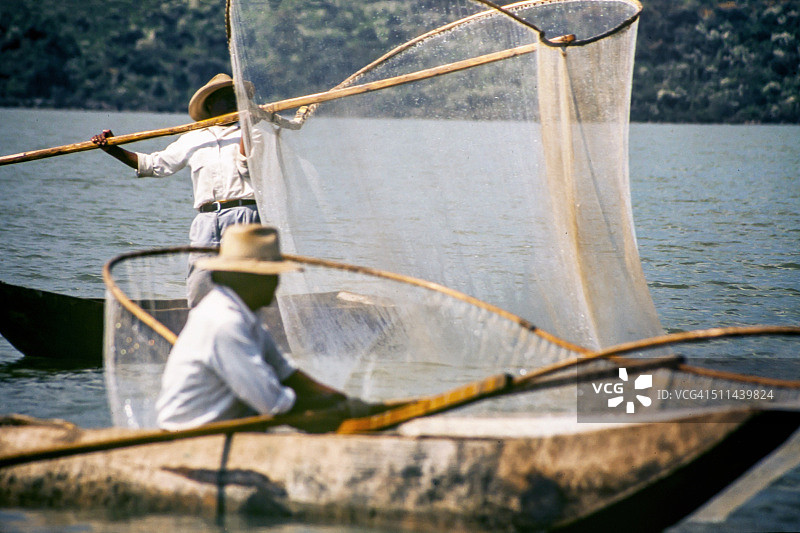 米却肯州帕茨夸罗湖上的渔夫图片素材