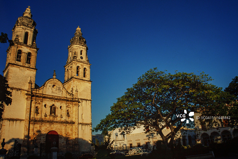 坎佩切市独立广场和大教堂图片素材