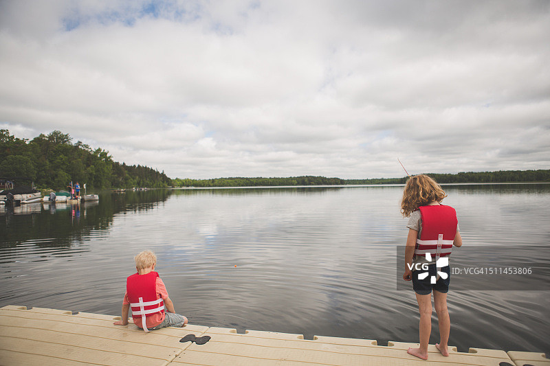 孩子们在钓鱼图片素材