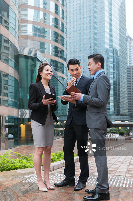 中国商务人士户外会议，使用电脑平板图片素材