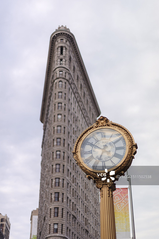 熨斗大厦和第五大道时钟，纽约图片素材