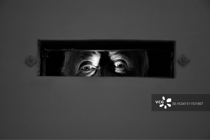 男人在邮箱旁图片素材