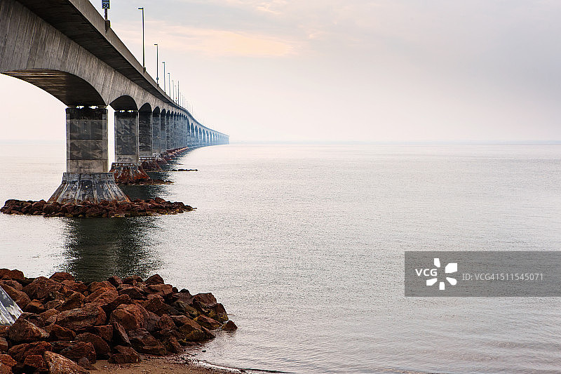 桥上日出图片素材