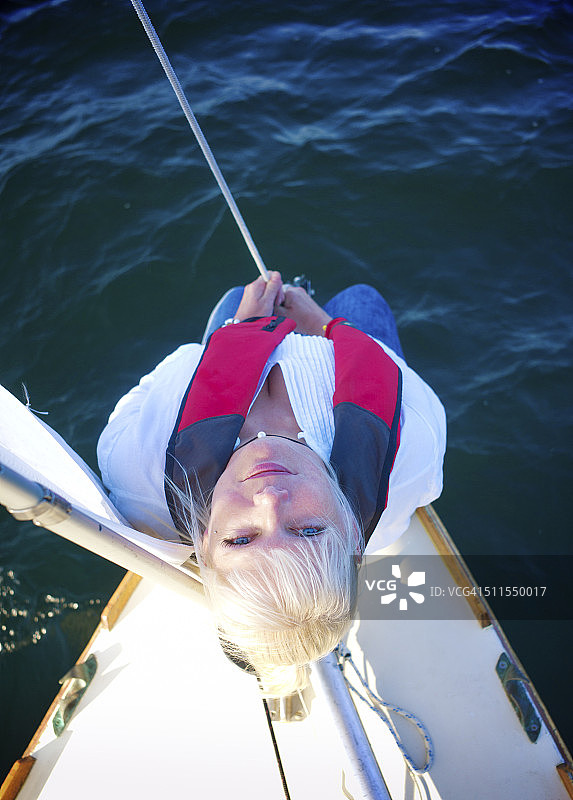 在加拿大新斯科舍省马洪湾航行的快乐中年妇女图片素材