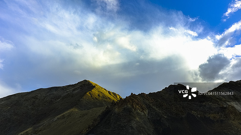 蓝天白云下的山脉图片素材