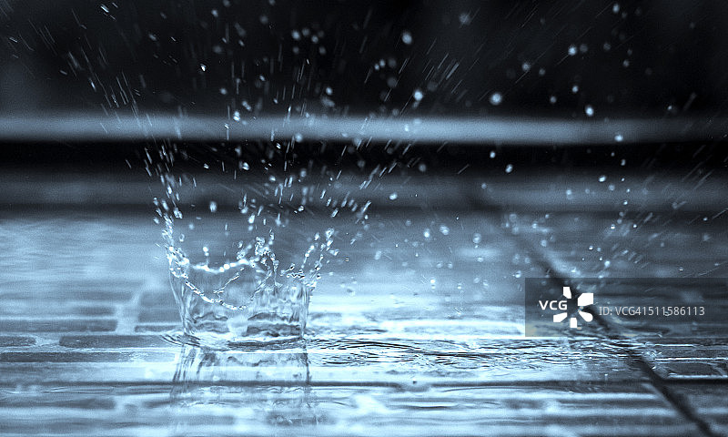 雨滴溅起的单色照片图片素材