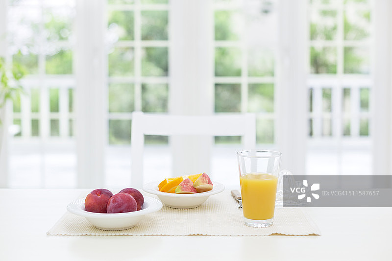桌子上的果汁和水果图片素材